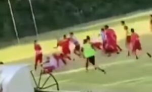 I lopta je “pocrvenila od stida”: Neviđena bruka i linč na fudbalskom terenu VIDEO