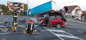 Težak sudar kamiona i automobila: Vozača iz smrskanog vozila izvlačili vatrogasci