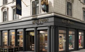 Obožavaoci pohrlili unutra: Otvorena najveća prodavnica posvećena Hari Poteru
