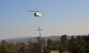 Policijski helikopter “priskočio” u pomoć: Postavljen krst visok 16 metara i težak 600 kilograma