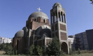Šok nakon liturgije! Na nedovršenom hramu osvanu grafit “Isus mrzi Srbe“