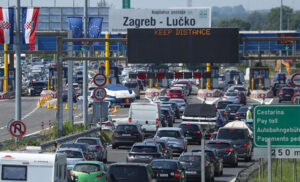 “Više stojimo nego što se krećemo”: Kilometarske kolone u Hrvatskoj prema moru