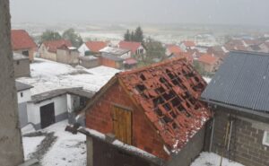 Nevjerovatne scene iz Hrvatske: Stanovnici lopatama čistili led sa ulica VIDEO