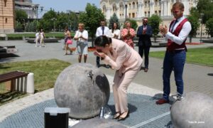 Gradonačelnica Sarajeva prva se napila vode: Banjaluka dobila “humanu česmu”