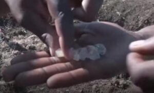 Seljanin pronašao misteriozni kamenčić u polju – kaže da mu se život promijenio