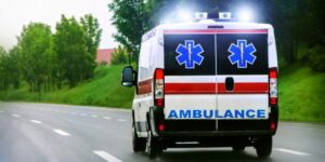 Sudar sa automobilom: Petnaestogodišnji motociklista teško povrijeđen