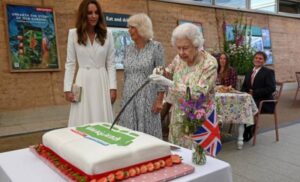 Pohvalila se “vještinama”: Kraljica Elizabeta tortu, umjesto nožem, rezala mačem