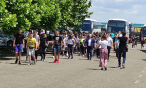 Doček u etno-selu kod Bijeljine: Mališani sa Kosmeta stigli u sedmodnevnu posjetu Srpskoj