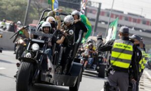 Bez zaštite sa motociklistima: Predsjednik države kažnjen zbog maske