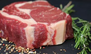 Jednostavan trik koji će vam olakšati muke: Kako odmrznuti meso za pet minuta