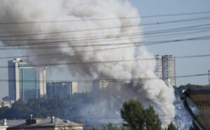 Vatra izmakla kontroli! Eksplozija u skladišta pirotehnike, gori zgrada VIDEO