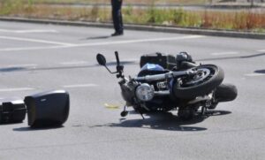 Motociklista izvukao deblji kraj: Nakon sudara prebačen u bolnicu na liječenje