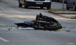 Sudar motora i automobila: Smrtno stradao motociklista