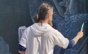 Na mjestu gdje je jedan već uništen: Umjetnik ponovo oslikao mural sa likom Amfilohija