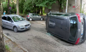 Nesreća kod stadiona: Automobil se prevrnuo na bok, jedna osoba povrijeđena