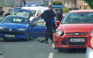 Saobraćajka “alarmirala” policiju! Žestok sudar dva vozila, jednom otpao točak