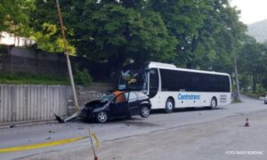 U sudaru sa autobusom poginuo vozač “forda”: Strašna scena sa mjesta nesreće
