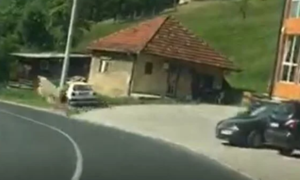 Novi primjer bahatosti u BiH! Golf “krivudao” po cesti, pa završio u bašti kuće VIDEO