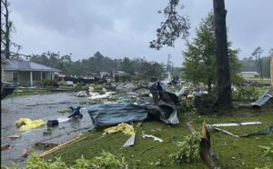 Tropska oluja pogodila SAD: Poplave, teško oštećene kuće, iščupano drveće