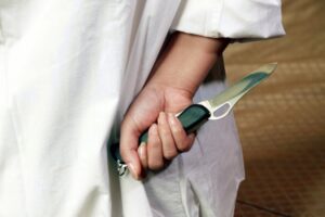 Porodična tragedija u Zrenjaninu: Sestri bliznakinji zabola nož u vrat!