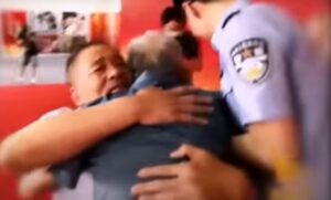 Dirljiv susret ovjekovječila kamera: Pronašao otetog sina nakon dugih 58 godina VIDEO