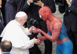 Kod pape neobičan gost u kostimu Spajdermena