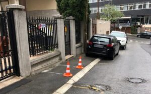 Smislio kako da “sačuva” parking mjesto: Zauzeo trotoar i stavio znak “Nosi pauk”