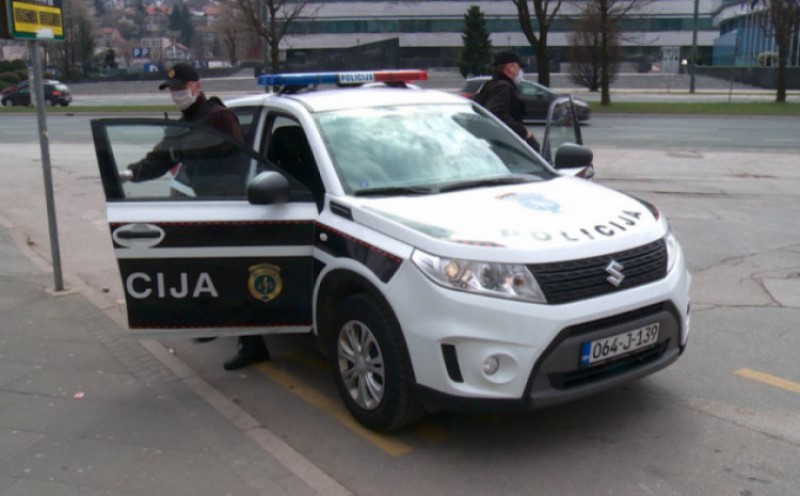 Dramatično! Vozač “fiata” bježao policiji pa završio u dvorištu kuće, dvoje povrijeđeno
