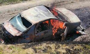 Auto sletilo sa puta i zapalio se, vozač se čudom spasio