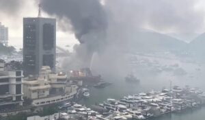 Veliki požar u luci u Hongkongu, potonulo 10 brodova