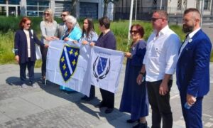 Incident u Hagu: Predstavnici bošnjačkih udruženja istakli ratne zastave