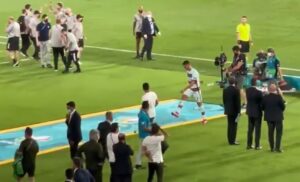 Kao na Marakani: Ronaldo bacio i šutnuo kapitensku traku nakon ispadanja sa Eura VIDEO