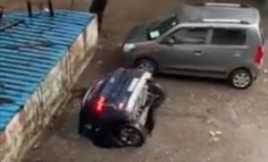 Video snimak “obišao” planetu! Rupa “progutala” parkirani automobil – bukvalno
