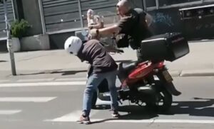 Motociklista prešao van pješačkog, pa udario mladića šakom u glavu – policajac sve vidio VIDEO
