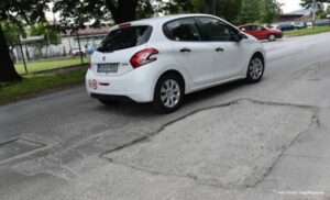 Muke vozača u pojedinim naseljima: Moraju preći u suprotnu traku da obiđu rupe