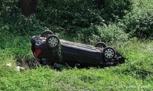 Automobil sletio s puta i završio na krovu: Žena i dijete povrijeđeni u nesreći