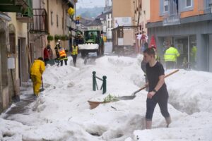 Nevrijeme u Evropi, u dijelovima Francuske pao snijeg FOTO / VIDEO