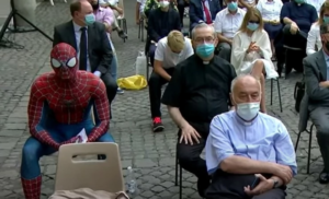 Mirno sjedio pored sveštenika: Neobičan posjetilac, Spajdermen, slušao papu VIDEO