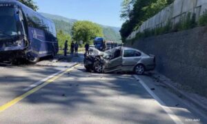Tragedija: Jedna osoba poginula u stravičnom sudaru autobusa i auta