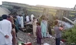 Najmanje 30 ljudi stradalo u sudaru vozova: Neki putnici i dalje zarobljeni u olupini VIDEO