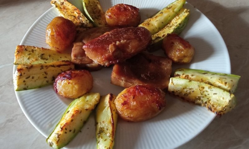 Servirajte uz salatu: Svinjska plećka sa mladim krompirom – idealan ručak