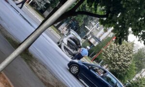 Udes u centru Banjaluke: Zapalio se auto, povrijeđena djevojčica VIDEO