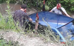 U saobraćajnoj nesreći automobil od siline udara sletio u rijeku, u vozilu bilo i dijete