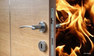 Potraga za piromanima u Doboju: Zapalili vatru na ulaznim vrata lokala, razbili i dva stakla