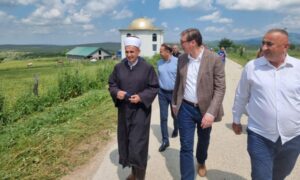Vučić posjetio sela Deževu i Buče: Donirao novac za završetak izgradnje džamije i crkve