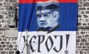 “Heroj”: U Trebinju istaknuta trobojka sa likom Ratka Mladića