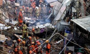 Spasioci rade punom parom: Desetine ljudi zatrpano u srušenoj zgradi