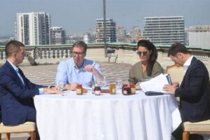 Sastanak na terasi zgrade: Vučić sa vrha objekta najavio nove mjere FOTO