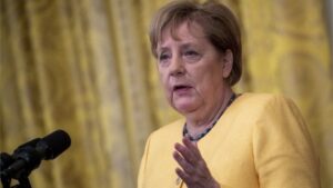 Bolan izraz njenog lica obišao svijet: Nevaljali papagaj “napao” Angelu Merkel FOTO