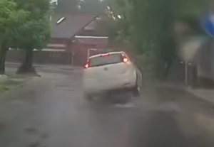 Ko bi se ovome nadao? Poklopac šahta digao auto u vazduh VIDEO